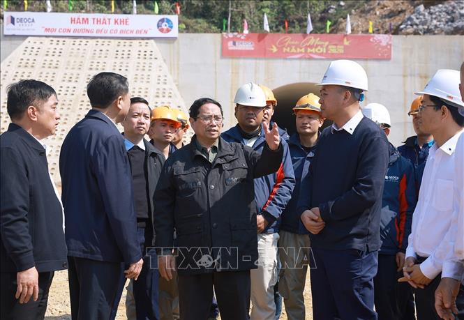 Thủ tướng Phạm Minh Chính kiểm tra tiến độ dự án đường cao tốc Đồng Đăng (Lạng Sơn) - Trà Lĩnh (Cao Bằng). Ảnh: Dương Giang - TTXVN 