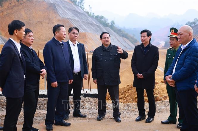 Thủ tướng Phạm Minh Chính kiểm tra tiến độ dự án đường cao tốc Đồng Đăng (Lạng Sơn) - Trà Lĩnh (Cao Bằng). Ảnh: Dương Giang - TTXVN 