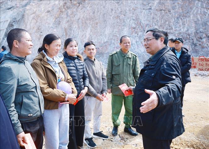 Thủ tướng Phạm Minh Chính chúc Tết nhân dân khu vực dự án đường cao tốc Đồng Đăng (Lạng Sơn) - Trà Lĩnh (Cao Bằng) đi qua. Ảnh: Dương Giang-TTXVN 
