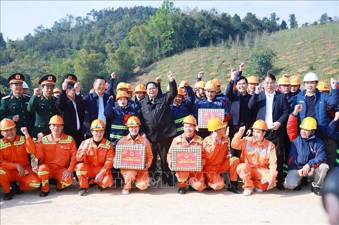 Thủ tướng Phạm Minh Chính động viên, tặng quà và chúc Tết công nhân thi công dự án đường cao tốc Đồng Đăng (Lạng Sơn) - Trà Lĩnh (Cao Bằng). Ảnh: Dương Giang-TTXVN 
