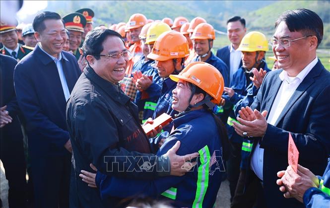Thủ tướng Phạm Minh Chính động viên, chúc Tết công nhân thi công dự án đường cao tốc Đồng Đăng (Lạng Sơn) - Trà Lĩnh (Cao Bằng). Ảnh: Dương Giang-TTXVN 
