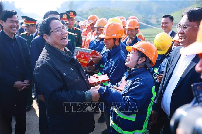Thủ tướng Phạm Minh Chính chúc Tết công nhân thi công dự án đường cao tốc Đồng Đăng (Lạng Sơn) - Trà Lĩnh (Cao Bằng). Ảnh: Dương Giang-TTXVN 
