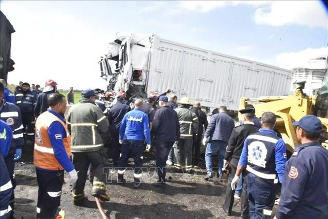 Hiện trường vụ va chạm giữa hai xe tải ở tỉnh Port Said, Ai Cập ngày 19/2/2026. Ảnh: THX/TTXVN