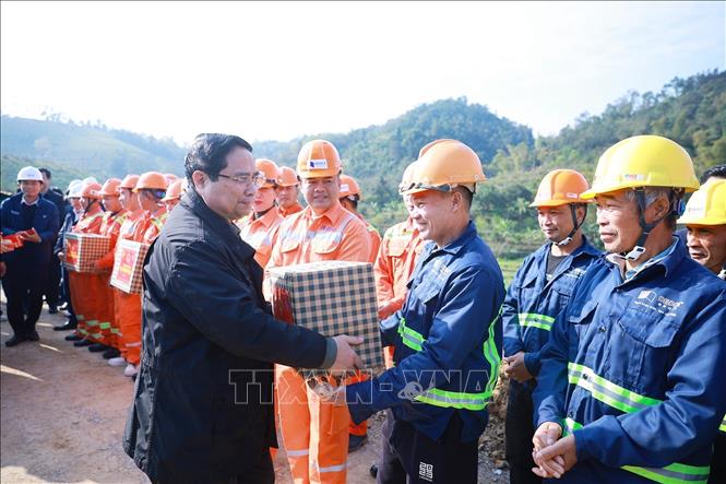 Thủ tướng Phạm Minh Chính tặng quà, chúc Tết công nhân thi công dự án đường cao tốc Đồng Đăng (Lạng Sơn) - Trà Lĩnh (Cao Bằng). Ảnh: Dương Giang-TTXVN 
