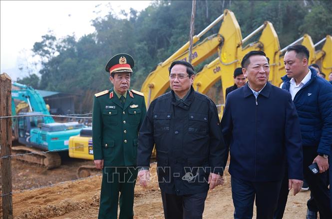 Thủ tướng Phạm Minh Chính kiểm tra tiến độ dự án đường cao tốc Đồng Đăng (Lạng Sơn) - Trà Lĩnh (Cao Bằng). Ảnh: Dương Giang-TTXVN 
