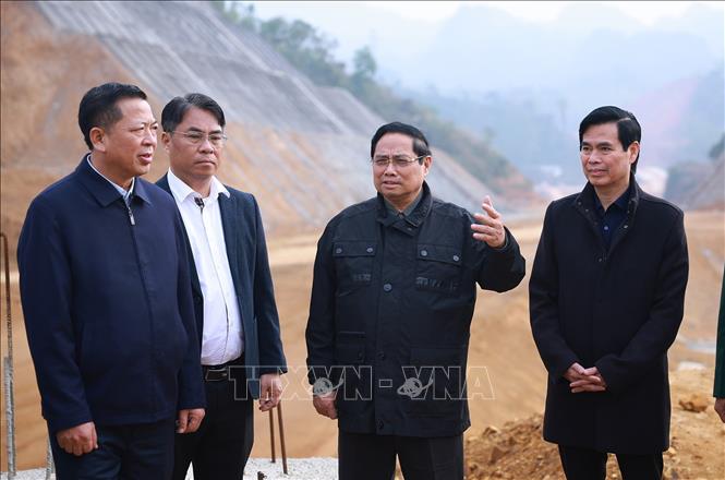 Thủ tướng Phạm Minh Chính kiểm tra tiến độ dự án đường cao tốc Đồng Đăng (Lạng Sơn) - Trà Lĩnh (Cao Bằng). Ảnh: Dương Giang-TTXVN 
