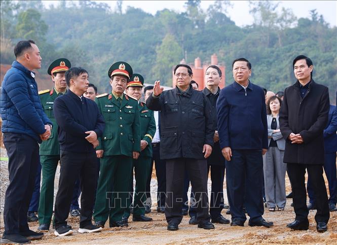 Thủ tướng Phạm Minh Chính kiểm tra tiến độ dự án đường cao tốc Đồng Đăng (Lạng Sơn) - Trà Lĩnh (Cao Bằng). Ảnh: Dương Giang-TTXVN 
