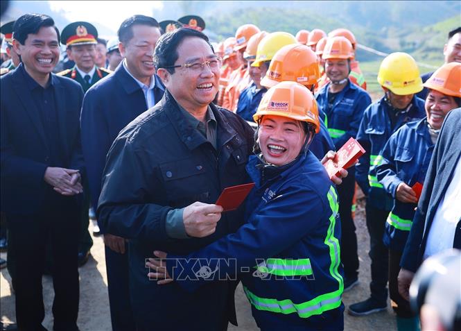 Thủ tướng Phạm Minh Chính động viên, chúc Tết công nhân thi công dự án đường cao tốc Đồng Đăng (Lạng Sơn) - Trà Lĩnh (Cao Bằng). Ảnh: Dương Giang-TTXVN 
