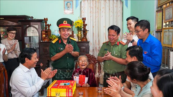 Lãnh đạo tỉnh Tây Ninh thăm, chúc Tết Mẹ Việt Nam Anh hùng Nguyễn Thị Sự (93 tuổi), ngụ ấp Hòa An, xã Hòa Hội, nhân dịp Xuân Bính Ngọ 2026. Ảnh: Minh Phú – TTXVN