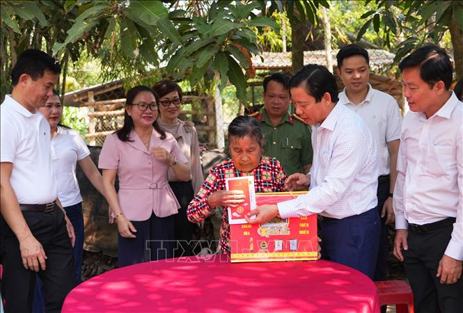 Lãnh đạo tỉnh Tây Ninh trao quà Tết cho bà Rum Soi, đồng bào dân tộc thiểu số có hoàn cảnh khó khăn tại xã Hòa Hội, tỉnh Tây Ninh, dịp Xuân Bính Ngọ 2026. Ảnh: Minh Phú – TTXVN