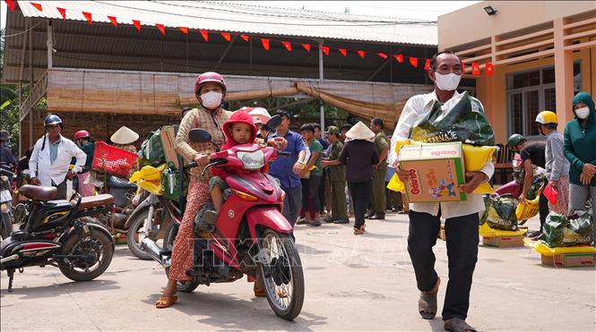 Người dân xã Mỹ Quý, tỉnh Tây Ninh vui mừng chở những phần quà Tết về nhà, mang theo niềm vui và sự sẻ chia trong dịp Xuân Bính Ngọ 2026. Ảnh: Minh Phú – TTXVN