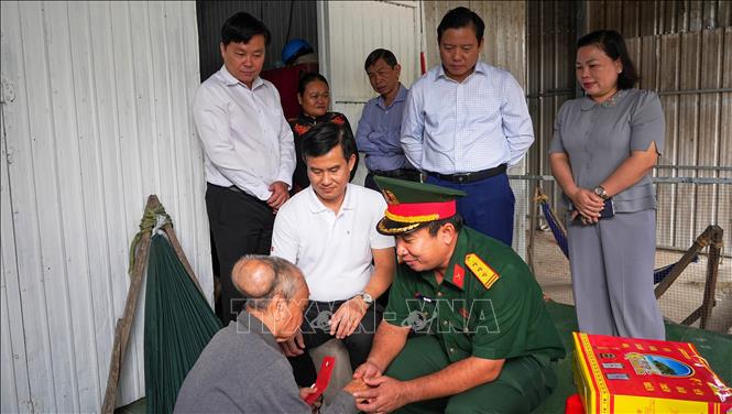 Lãnh đạo tỉnh Tây Ninh trao quà Tết cho người dân mắc bệnh hiểm nghèo có hoàn cảnh đặc biệt khó khăn tại xã Ninh Điền, tỉnh Tây Ninh nhân dịp Xuân Bính Ngọ 2026. Ảnh: Minh Phú – TTXVN