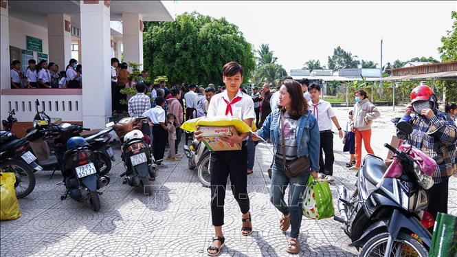 Học sinh xã Phước Chỉ, tỉnh Tây Ninh phấn khởi nhận quà Tết, mang theo niềm vui và sự động viên trước thềm Xuân Bính Ngọ 2026. Ảnh: Minh Phú – TTXVN