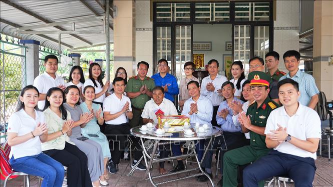 Lãnh đạo tỉnh Tây Ninh thăm hỏi, tặng quà gia đình chính sách tại xã Ninh Điền, tỉnh Tây Ninh nhân dịp Tết Nguyên đán Bính Ngọ 2026, thể hiện sự tri ân và quan tâm của Đảng, Nhà nước đối với người có công. Ảnh: Minh Phú – TTXVN