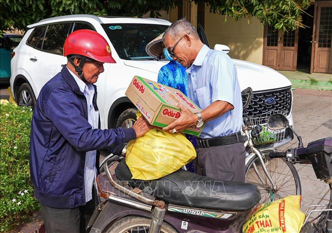 Cán bộ Hội Bảo trợ người khuyết tật, người nghèo và bảo vệ quyền trẻ em tỉnh Tây Ninh trao quà Tết cho người dân có hoàn cảnh khó khăn trên địa bàn. Ảnh: Minh Phú – TTXVN