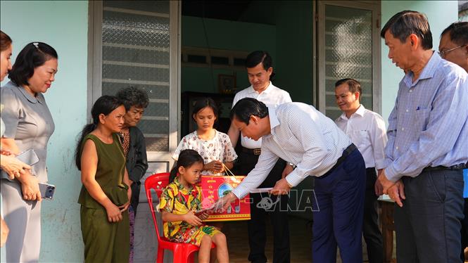 Lãnh đạo tỉnh Tây Ninh trao quà Tết cho trẻ em có hoàn cảnh khó khăn tại xã biên giới Ninh Điền, tỉnh Tây Ninh dịp Tết Nguyên đán Bính Ngọ 2026. Ảnh: Minh Phú – TTXVN