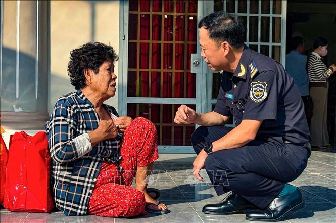 Lãnh đạo Chi cục Hải quan khu vực XVII, thăm hỏi, động viên và trao quà Tết cho người dân có hoàn cảnh khó khăn trên địa bàn tỉnh Tây Ninh nhân dịp Xuân Bính Ngọ 2026. Ảnh: Minh Phú – TTXVN