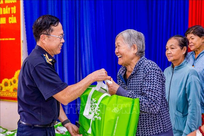 Ông Phan Văn Vũ, Phó Chi cục trưởng Chi cục Hải quan khu vực XVII, trao quà Tết cho hộ nghèo trên địa bàn tỉnh Tây Ninh trong chương trình “Xuân Yêu Thương” dịp Tết Nguyên đán Bính Ngọ 2026. Ảnh: Minh Phú – TTXVN