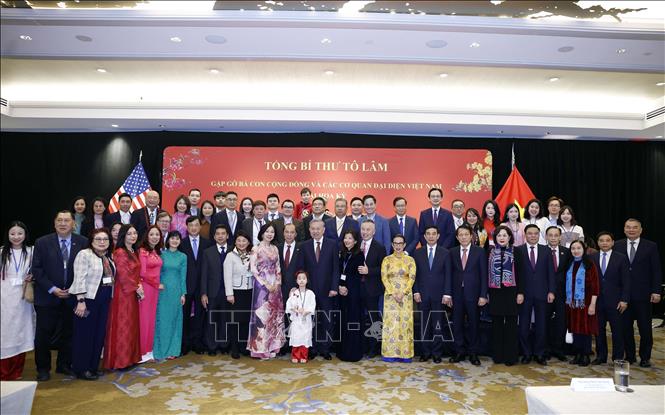 Party General Secretary To Lam meets with representatives of the Vietnamese community and agencies. VNA Photo: Thống Nhất 
