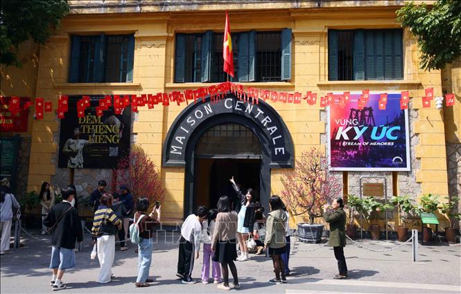 Di tích Nhà tù Hỏa Lò cũng được mở cửa miễn phí, thu hút đông đảo du khách đến tham quan. Ảnh: Phạm Kiên - TTXVN