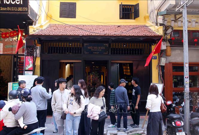 Đông đảo du khách đến tham quan ngôi nhà di sản 87 phố Mã Mây. Ảnh: Phạm Kiên - TTXVN