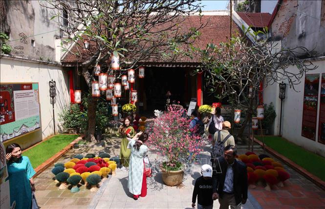 Đền Kim Ngân (42 phố Hàng Bạc) cũng là điểm tham quan thu hút du khách trong ngày Mùng 4 tết. Ảnh: Phạm Kiên - TTXVN