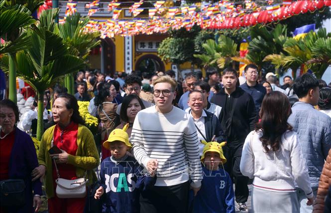 Đông đảo du khách đến tham quan, đi lễ tại Chùa Trấn Quốc. Ảnh: Phạm Kiên - TTXVN