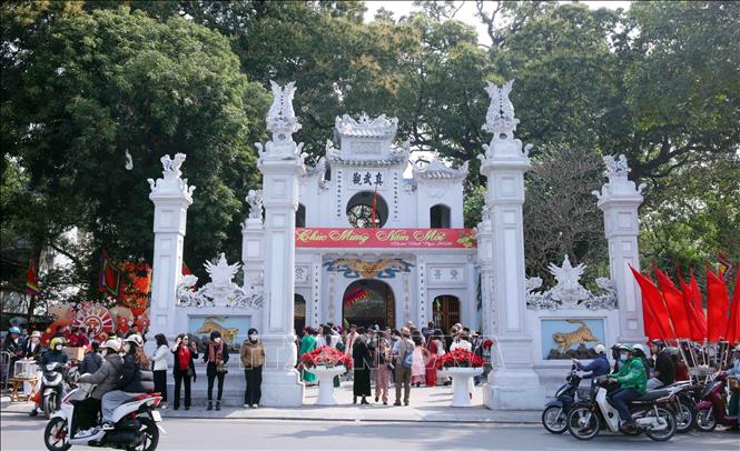 Đông đảo du khách đến tham quan và đi lễ đầu năm tại Đền Quán Thánh trong sáng Mùng 4 Tết. Ảnh: Phạm Kiên - TTXVN