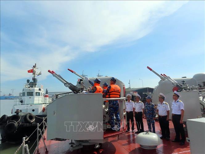 Kiểm tra tình trạng kỹ thuật và thao tác của khẩu đội pháo. Ảnh: TTXVN phát 