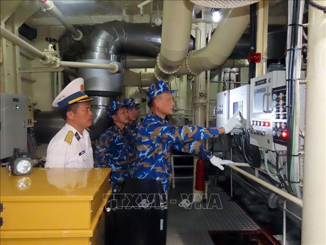 Khởi động và kiểm tra hệ thống máy chính của tàu. Ảnh: TTXVN phát 