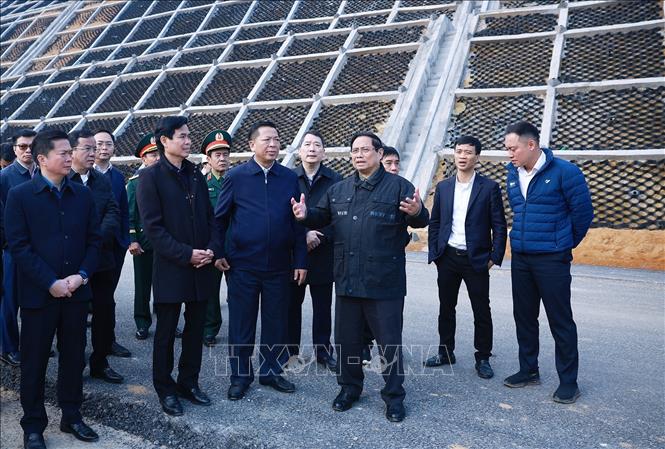 Prime Minister Pham Minh Chinh inspects the implementation oft the Dong Dang-Tra Linh Expressway. VNA Photo: Dương Giang 