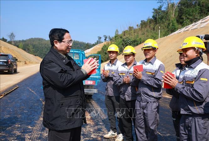 Prime Minister Pham Minh Chinh extends Tet greetings to workers implementing the Dong Dang-Tra Linh Expressway project. VNA Photo: Dương Giang 