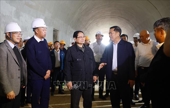 Prime Minister Pham Minh Chinh inspects the implementation of the Dong Dang-Tra Linh Expressway project. VNA Photo: Dương Giang 