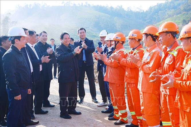 Prime Minister Pham Minh Chinh extends Tet greetings to workers implementing the Dong Dang-Tra Linh Expressway project. VNA Photo: Dương Giang 