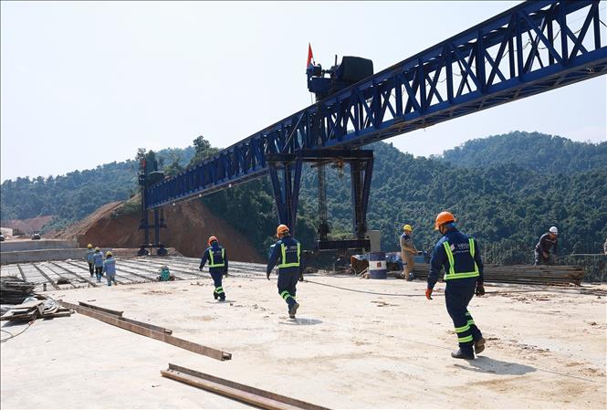 Các đơn vị thi công dự án đường cao tốc Đồng Đăng - Trà Lĩnh đoạn qua tỉnh Cao Bằng. Ảnh: Dương Giang-TTXVN 
