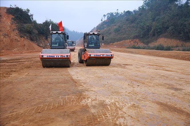 Các đơn vị thi công dự án đường cao tốc Đồng Đăng - Trà Lĩnh đoạn qua tỉnh Lạng Sơn. Ảnh: Dương Giang-TTXVN 

