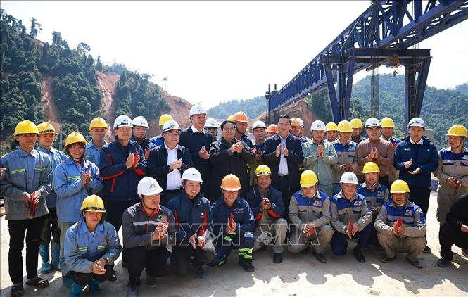 Thủ tướng Phạm Minh Chính chúc Tết công nhân thi công dự án đường cao tốc Đồng Đăng - Trà Lĩnh đoạn qua tỉnh Cao Bằng. Ảnh: Dương Giang-TTXVN 
