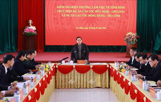 Thủ tướng Phạm Minh Chính làm việc với địa phương và các đơn vị thi công dự án cao tốc Hữu Nghị - Chi Lăng và Đồng Đăng - Trà Lĩnh. Ảnh: Dương Giang - TTXVN
