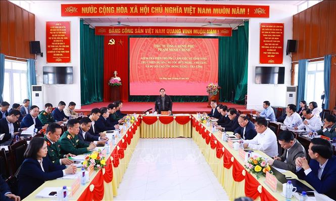 Thủ tướng Phạm Minh Chính làm việc với địa phương và các đơn vị thi công dự án cao tốc Hữu Nghị - Chi Lăng và Đồng Đăng - Trà Lĩnh. Ảnh: Dương Giang - TTXVN
