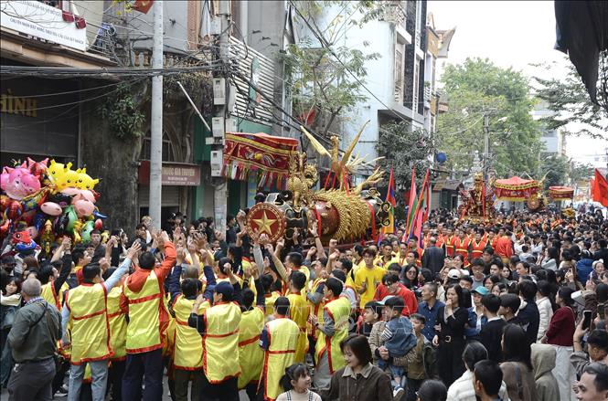 Rước pháo dọc đường làng. Ảnh: Thái Hùng- TTXVN