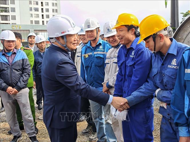Tại các điểm kiểm tra, Chủ tịch UBND TP Hà Nội Vũ Đại Thắng ghi nhận, biểu dương tinh thần trách nhiệm của cán bộ, kỹ sư, công nhân bám công trường ngay từ những ngày đầu năm mới; đồng thời yêu cầu bảo đảm tiến độ, chất lượng, an toàn lao động và hạn chế tối đa ảnh hưởng đến đời sống người dân. Ảnh: Trung Nguyên - TTXVN