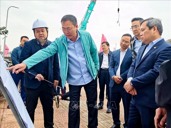 Chủ tịch UBND TP Hà Nội Vũ Đại Thắng đến kiểm tra công tác thi công công trình cải tạo tuyến kênh Thụy Phương xử lý khẩn cấp bổ cập nước sông Tô Lịch và tăng cường giải quyết úng ngập cục bộ khu vực Resco, Ecohome, Đoàn Ngoại giao, Tây hồ Tây, Ciputra và lân cận. Ảnh: Trung Nguyên - TTXVN