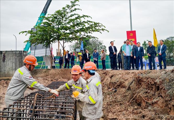 Điểm thi công dự án Cải tạo tuyến kênh Thuỵ Phương xử lý khẩn cấp bổ cập nước sông Tô Lịch. Ảnh: Trung Nguyên - TTXVN