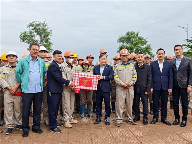 Tại các điểm kiểm tra, Chủ tịch UBND TP Hà Nội Vũ Đại Thắng ghi nhận, biểu dương tinh thần trách nhiệm của cán bộ, kỹ sư, công nhân bám công trường ngay từ những ngày đầu năm mới; đồng thời yêu cầu bảo đảm tiến độ, chất lượng, an toàn lao động và hạn chế tối đa ảnh hưởng đến đời sống người dân. Ảnh: Trung Nguyên - TTXVN