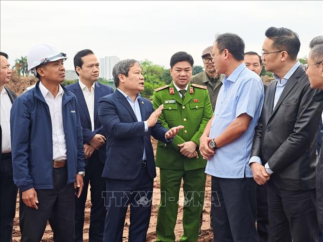 Chủ tịch UBND TP Hà Nội Vũ Đại Thắng kiểm tra, động viên và chúc Tết cán bộ, kỹ sư, công nhân tại một số công trường thi công các dự án chống úng ngập trọng điểm trên địa bàn. Ảnh: Trung Nguyên - TTXVN