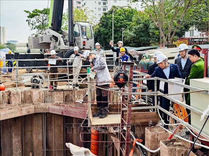 Chủ tịch UBND TP Hà Nội Vũ Đại Thắng dẫn đầu Đoàn công tác kiểm tra, động viên và chúc Tết cán bộ, kỹ sư, công nhân tại một số công trường thi công các dự án chống úng ngập trọng điểm trên địa bàn. Ảnh: Trung Nguyên - TTXVN