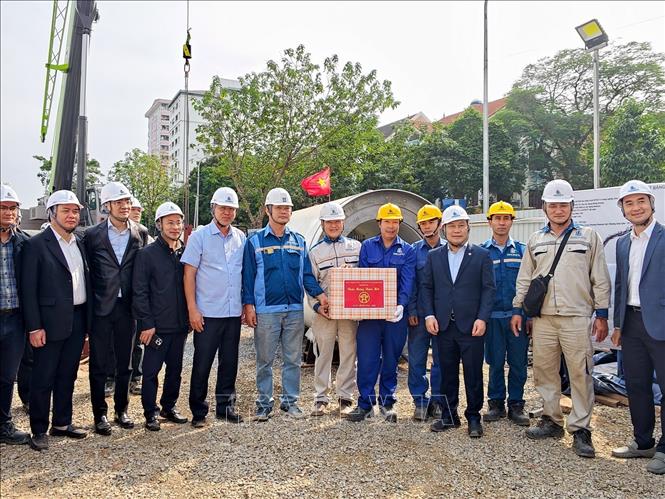 Tại các điểm kiểm tra, Chủ tịch UBND TP Hà Nội Vũ Đại Thắng ghi nhận, biểu dương tinh thần trách nhiệm của cán bộ, kỹ sư, công nhân bám công trường ngay từ những ngày đầu năm mới; đồng thời yêu cầu bảo đảm tiến độ, chất lượng, an toàn lao động và hạn chế tối đa ảnh hưởng đến đời sống người dân. Ảnh: Trung Nguyên - TTXVN