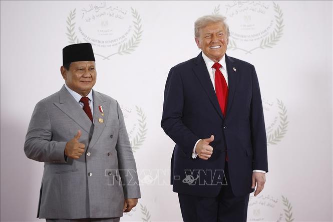 Tổng thống Indonesia Prabowo Subianto (trái) và Tổng thống Mỹ Donald Trump tại Hội nghị thượng đỉnh về Dải Gaza ở Sharm el-Sheikh, Ai Cập ngày 13/10/2025. Ảnh: The Guardian/TTXVN