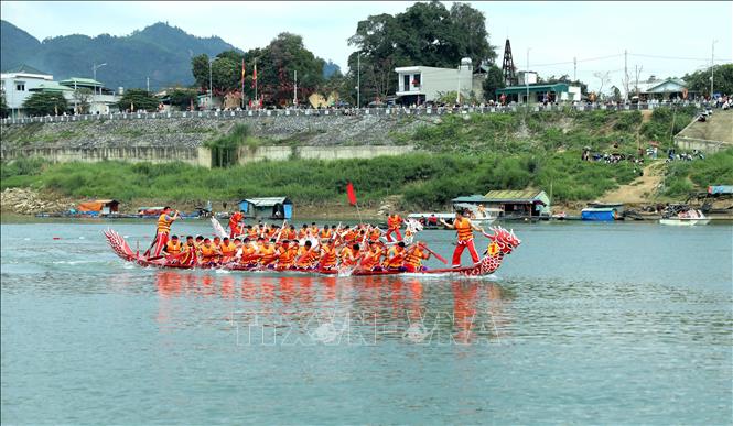 Hội đua thuyền trên sông Lô góp phần tạo không khí vui tươi, phấn khởi, mừng Đảng, mừng Xuân, mừng đất nước. Ảnh: Quang Cường - TTXVN