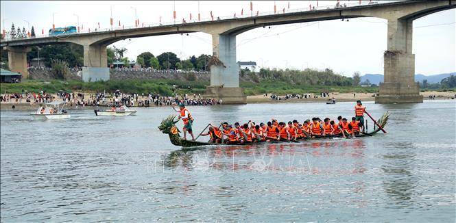Các đội đua mang đến cho khán giả những màn tranh tài kịch tính, hấp dẫn. Ảnh: Quang Cường - TTXVN